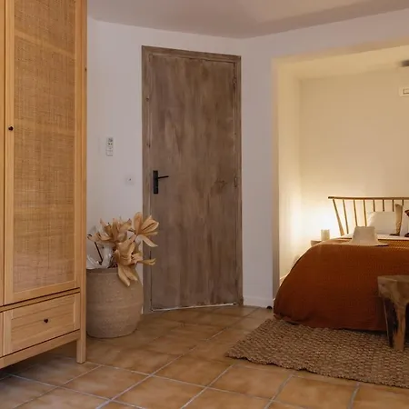 Nyaraló Signura, Maison Entre Et Maquis